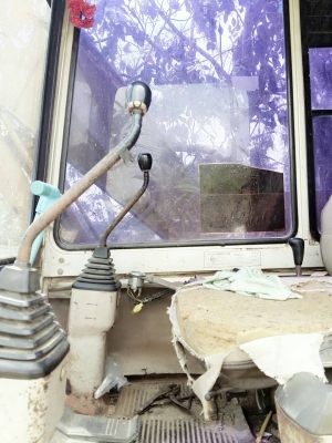 ขายรถแบคโฮ KOMATSU PC100-5 ช่วงล่างใหม่ ไม่มีเอกสาร ไม่มีระบบไฟ คอลโทรลยาว ราคา 620000