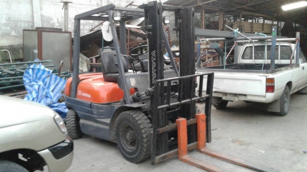 +++ ขายโฟล์คลิฟท์  TOYOTA 6FD25  ขนาด  2.5  ตัน  เครื่องยนต์ดีเซล  เสา  3  เมตร  เกียร์ธรรมดา  งา 1,070  มม.  ยางตัน