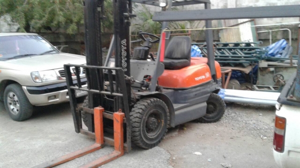 +++ ขายโฟล์คลิฟท์  TOYOTA 6FD25  ขนาด  2.5  ตัน  เครื่องยนต์ดีเซล  เสา  3  เมตร  เกียร์ธรรมดา  งา 1,070  มม.  ยางตัน