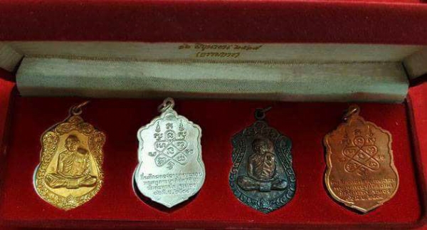 หลวงปู่ทิม วัดละหารไร่ จ.ระยอง  เหรียญเสมา 4 เนื้อ กล่องเดิม