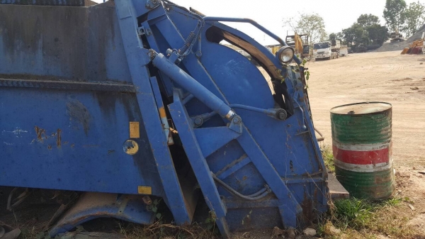 ขาย ชุดดั้มขยะมูลฝอย พร้อมคัสซีเทียม แต่ไม่มีกระบอกยกดั้มครับ