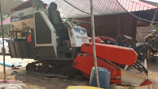 ขายรถเกี่ยวข้าว DC60 พลัสปี54 ทำงาน1,9&times;&times;ชม. แชชซีสวยเครื่องเดิม เอกสารเล่มทะเบียน