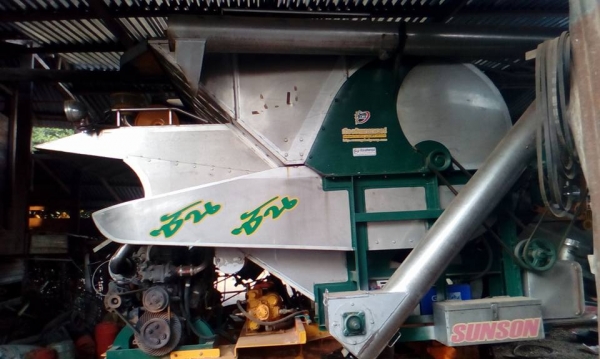 ขายรถเกี่ยวใช้งานปีเดียว 1350000 ขายก่อนนาปีครับรีบตัดสินใจด่วน จะหาคนขับแล้วครับ 0611342039