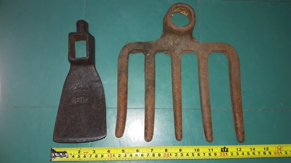 ขายเครื่องมืองานโบราณยุโรปจอบหงอนตราตาและคราดงานยุโรปเก่าๆ