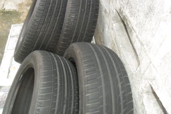 ยาง BRIDGESTONE 205/55R17ปี12 สวยๆ 4 เส้น ราคา 2800 บาท