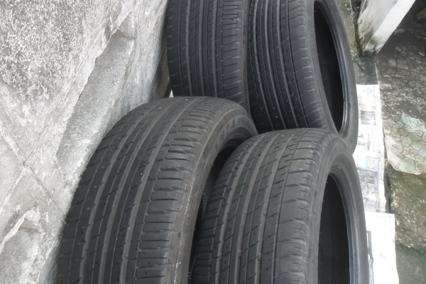 ยาง BRIDGESTONE 205/55R17ปี12 สวยๆ 4 เส้น ราคา 2800 บาท