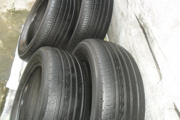 ยาง YOKOHAMA 215/60R16ปี12 สวยๆ 4 เส้น ราคา 2500 บาท