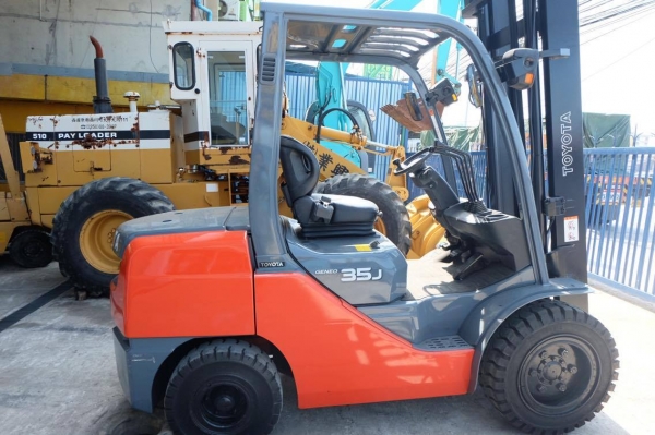***ขาย รถโฟล์คลิฟท์ TOYOTA 8FD35 จากญี่ปุ่น สนใจติดต่อ 081-1463244 (เจ๊สุ)***