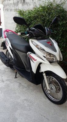 ขาย click i 125 combi break เครื่องเดิมๆ เดินนิ่ง ระบบเบรคหน้า หลัง พร้อมกัน ใช้งานได้ปกติ ระบบไฟหน้า ไฟท้าย ไฟเลี้ยว ไฟเบรค ไฟหน้าปัด ไมล์วิ่งปกติไม่มีกอไมล์ ยางหน้า-หลัง ใหม่กริบสีที่ยางยังไม่จางดอกเต็ม ล้อซี่ลวด ชุดสีไม่มีแตก สภาพพร้อมใช้งาน มาดูรถก่อน