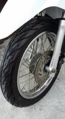 ขาย click i 125 combi break เครื่องเดิมๆ เดินนิ่ง ระบบเบรคหน้า หลัง พร้อมกัน ใช้งานได้ปกติ ระบบไฟหน้า ไฟท้าย ไฟเลี้ยว ไฟเบรค ไฟหน้าปัด ไมล์วิ่งปกติไม่มีกอไมล์ ยางหน้า-หลัง ใหม่กริบสีที่ยางยังไม่จางดอกเต็ม ล้อซี่ลวด ชุดสีไม่มีแตก สภาพพร้อมใช้งาน มาดูรถก่อน