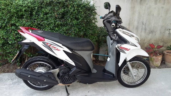 ขาย click i 125 combi break เครื่องเดิมๆ เดินนิ่ง ระบบเบรคหน้า หลัง พร้อมกัน ใช้งานได้ปกติ ระบบไฟหน้า ไฟท้าย ไฟเลี้ยว ไฟเบรค ไฟหน้าปัด ไมล์วิ่งปกติไม่มีกอไมล์ ยางหน้า-หลัง ใหม่กริบสีที่ยางยังไม่จางดอกเต็ม ล้อซี่ลวด ชุดสีไม่มีแตก สภาพพร้อมใช้งาน มาดูรถก่อน