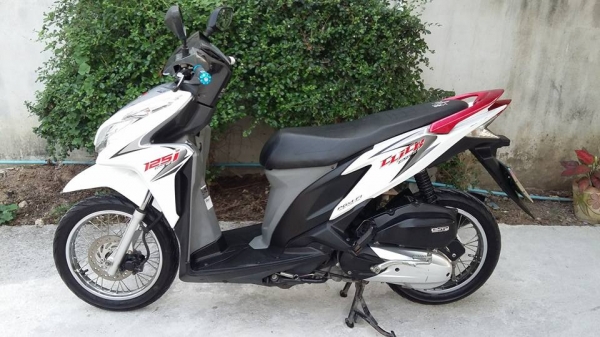ขาย click i 125 combi break เครื่องเดิมๆ เดินนิ่ง ระบบเบรคหน้า หลัง พร้อมกัน ใช้งานได้ปกติ ระบบไฟหน้า ไฟท้าย ไฟเลี้ยว ไฟเบรค ไฟหน้าปัด ไมล์วิ่งปกติไม่มีกอไมล์ ยางหน้า-หลัง ใหม่กริบสีที่ยางยังไม่จางดอกเต็ม ล้อซี่ลวด ชุดสีไม่มีแตก สภาพพร้อมใช้งาน มาดูรถก่อน