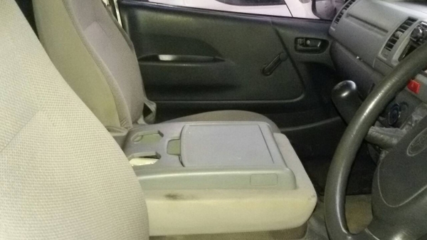 Toyota Hiace ตู้ทึบพร้อมใช้ Toyota Hiace ตู้ทึบพร้อมใช้