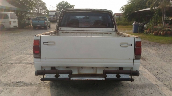 อีซูซุ4ประตูโฟวิน