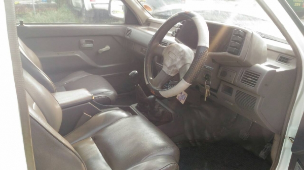 อีซูซุ4ประตูโฟวิน