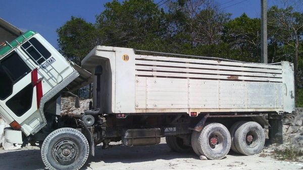 รถมิตซู 10 ล้อดั้ม FN516  เปลื่ยนเครื่อง 185 แรงม้า.   สนใจติดต่อ  081 - 6079515