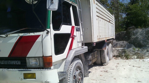 รถมิตซู 10 ล้อดั้ม FN516  เปลื่ยนเครื่อง 185 แรงม้า.   สนใจติดต่อ  081 - 6079515