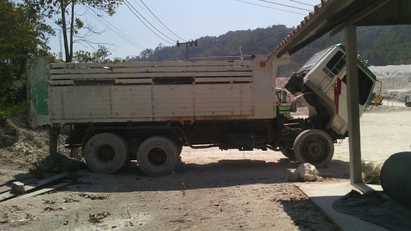 รถมิตซู 10 ล้อดั้ม FN516  เปลื่ยนเครื่อง 185 แรงม้า.   สนใจติดต่อ  081 - 6079515