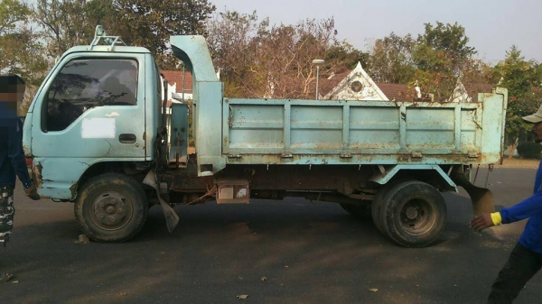 **280,000 บ.ต่อรอง/// 6ล้อดั้มดิน 5คิว ISUZU NKR-110 หัวการ์ตูน ห้างแท้ปี39 เครื่อง/เกียร์/ช่วงล่าง เดิม กระบะ3.70ม.ยิงหน้า ตามสภาพ เล่มทะเบียน ภาษีเต็ม **ขาย ISUZU NKR หัวการ์ตูน 110 แรง 6ล้อดั้มดิน5คิว รถห้างแท้ ใช้งานอยู่ ตามสภาพ เล่มทะเบียน ภาษีไม่ขาด **280,000 บ.ต่อรอง/// 6ล้อดั้มดิน 5คิว ISUZU NKR-110 หัวการ์ตูน ห้างแท้ปี39 เครื่อง/เกียร์/ช่วงล่าง เดิม กระบะ3.70ม.ยิงหน้า ตามสภาพ เล่มทะเบียน ภาษีเต็ม **ขาย ISUZU NKR หัวการ์ตูน 110 แรง 6ล้อดั้มดิน5คิว รถห้างแท้ ใช้งานอยู่ ตามสภาพ เล่มทะเบียน ภาษีไม่ขาด