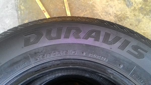 ยาง215-70-15 บริสโตน ชุด4เส้น 2500บาท