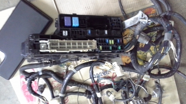 ชุดสายไฟวีโก้เครื่องเบ็นชิน2TRเครื่อง2700พร้อมกล่องฟิวถอดครับ