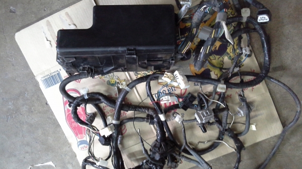 ชุดสายไฟวีโก้เครื่องเบ็นชิน2TRเครื่อง2700พร้อมกล่องฟิวถอดครับ