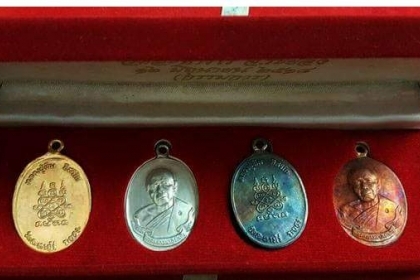 หลวงปู่ทิม วัดละหารไร่ จ.ระยอง เหรียญห่วงเชื่อม ตอกโค๊ด 4 เหรียญ กล่องเดิม กรรมการ