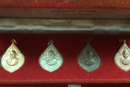 หลวงปู่ทิม วัดละหารไร่ จ.ระยอง เหรียญหยดน้ำ ตอกโค๊ด 4 เหรียญ กล่องเดิม กรรมการ