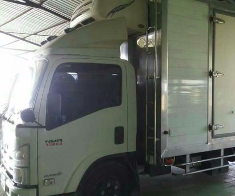 หกล้อ อีซูชุ NMR130ปี56 บรรทุกตู้เย็น ยาว4.30ม รถสภาพนางฟ้าสวยมากๆเหมือนจอดห้าง (ซื้อมาติดเวลาเลยไม่ได้ใช้) วิ่งแค่ 680กม รถสวยใหม่มากๆ ทะเบียนพร้อมโอน