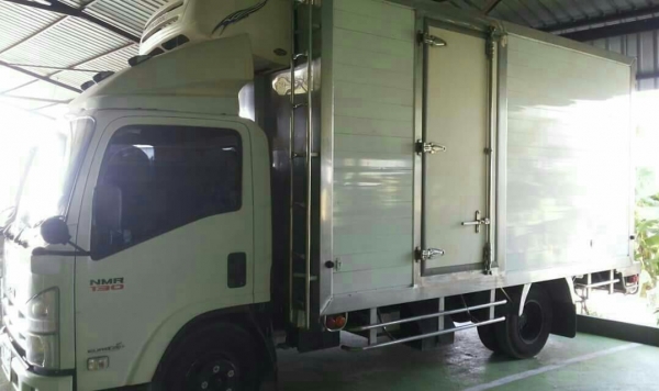 หกล้อ อีซูชุ NMR130ปี56 บรรทุกตู้เย็น ยาว4.30ม รถสภาพนางฟ้าสวยมากๆเหมือนจอดห้าง (ซื้อมาติดเวลาเลยไม่ได้ใช้) วิ่งแค่ 680กม รถสวยใหม่มากๆ ทะเบียนพร้อมโอน