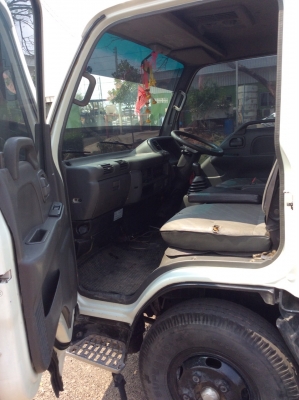 ISUZU NKR 6ล้อ ปี55 (ป้ายเล็กไม่ติดเวลา)ช่วงสั้นกระบะยาว 3.2 ม. เครื่อง120แรง พวงมาลัยพาว์เวอร์ กระจกไฟฟ้า เครื่องดี ขับดี ครัทซีสวย แอร์เย็น รถพร้อมใช้งาน  ขาย 360,000 บาท (ศุภากร 081-1903107,081-4252943)