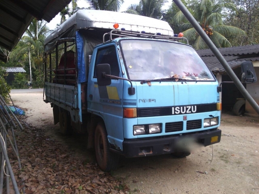 รถอีซูซุ 4 ล้อ NKR 88 แรงม้า. ปี 33.   สนใจติดต่อ  081 - 6079515