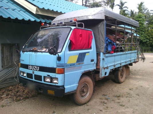 รถอีซูซุ 4 ล้อ NKR 88 แรงม้า. ปี 33.   สนใจติดต่อ  081 - 6079515