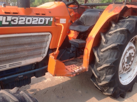 แทรกเตอร์คูโบต้า แอล 3202 ดีที โฟวิลรถเก่านอก สภาพดีมากพร้อมใช้งาน มีผานหลังให้ด้วย แทรกเตอร์คูโบต้า แอล 3202 ดีที โฟวิลรถเก่านอก สภาพดีมากพร้อมใช้งาน มีผานหลังให้ด้วย