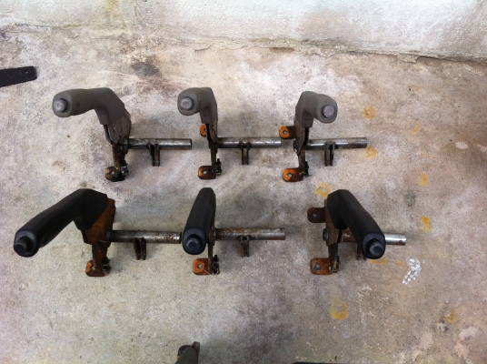 มือเบรค isuzu mu japan ใส่ tfr dragon cameo สีเทาและสีดำ  500 บาท