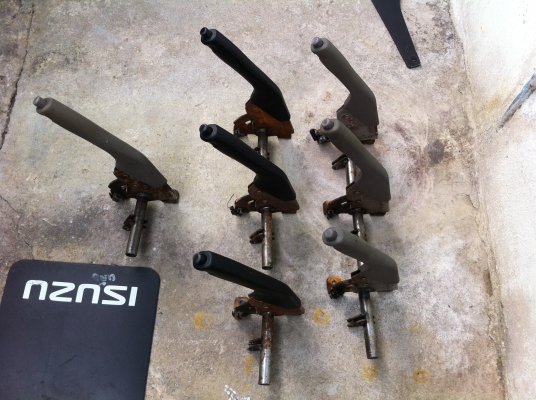 มือเบรค isuzu mu japan ใส่ tfr dragon cameo สีเทาและสีดำ  500 บาท