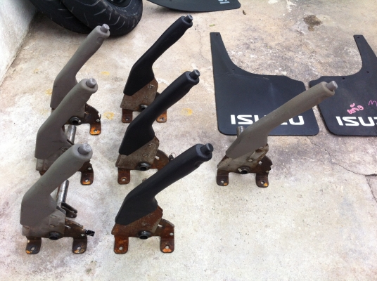 มือเบรค isuzu mu japan ใส่ tfr dragon cameo สีเทาและสีดำ  500 บาท