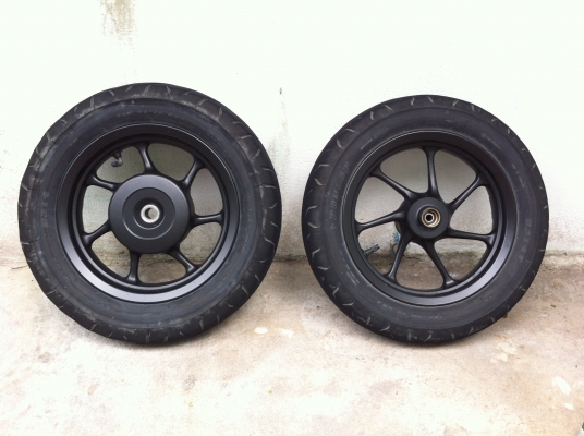 ล้อแท้รถติด honda zoomer x , scoopy i เดิมๆ ไม่มียาง สภาพสวย ไม่มีเบียด พร้อมส่ง 2200 บาท