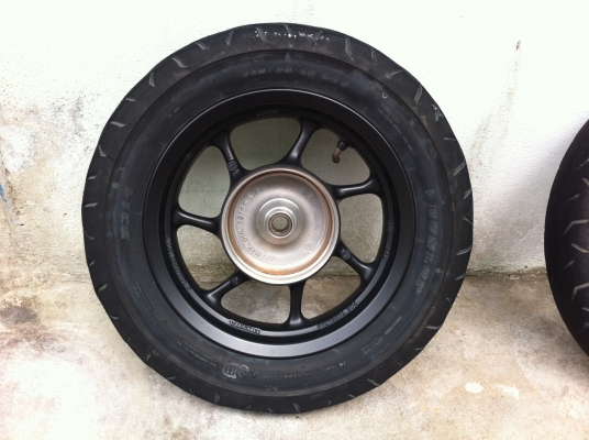 ล้อแท้รถติด honda zoomer x , scoopy i เดิมๆ ไม่มียาง สภาพสวย ไม่มีเบียด พร้อมส่ง 2200 บาท