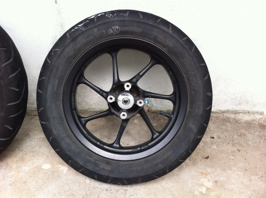 ล้อแท้รถติด honda zoomer x , scoopy i เดิมๆ ไม่มียาง สภาพสวย ไม่มีเบียด พร้อมส่ง 2200 บาท