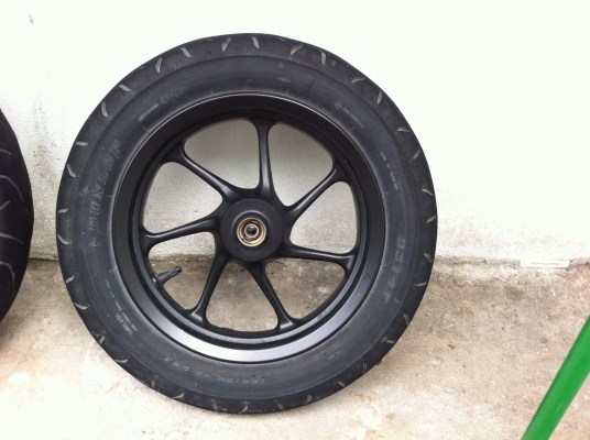 ล้อแท้รถติด honda zoomer x , scoopy i เดิมๆ ไม่มียาง สภาพสวย ไม่มีเบียด พร้อมส่ง 2200 บาท