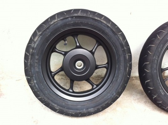 ล้อแท้รถติด honda zoomer x , scoopy i เดิมๆ ไม่มียาง สภาพสวย ไม่มีเบียด พร้อมส่ง 2200 บาท