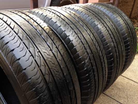ยาง Bridgestone 265 65 17 ปลายปี14 ดอกเต็ม ไม่มีปะ ใช้ยาว ราคาไม่แพง