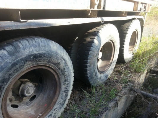 ขายหาง พื้นเรียบ พนัส 3 เพลา. ยัด.  ปี 47.    สนใจติดต่อ  081 - 6079515