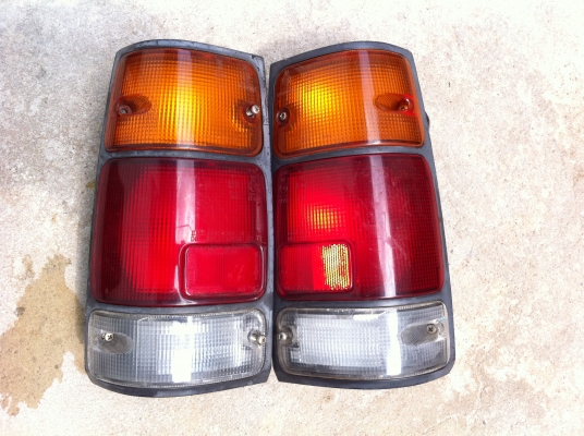 ไฟท้าย isuzu mu IKI japan แท้ สีสวยสดใส ใส่ tfr cameo แล้วสวย  คู่ละ 800 บาท