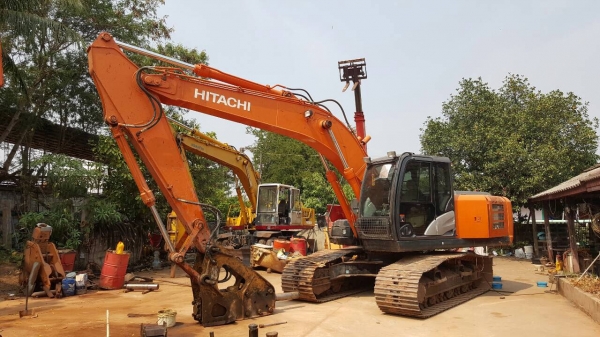 ขาย แบคโฮ HITACHI ZX200-5G รถปี 55 เอกสารใบอินวอยซ์ ใช้งานน้อยแค่ 2,600 ชม. สภาพสวยเต็มทุกอย่าง แถมหัวแย็กให้ด้วยครับ ราคาต่อรองได้