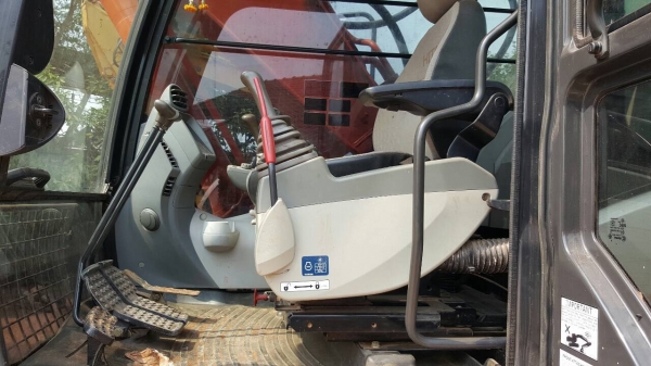 ขาย แบคโฮ HITACHI ZX200-5G รถปี 55 เอกสารใบอินวอยซ์ ใช้งานน้อยแค่ 2,600 ชม. สภาพสวยเต็มทุกอย่าง แถมหัวแย็กให้ด้วยครับ ราคาต่อรองได้