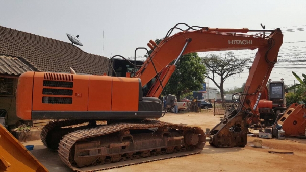 ขาย แบคโฮ HITACHI ZX200-5G รถปี 55 เอกสารใบอินวอยซ์ ใช้งานน้อยแค่ 2,600 ชม. สภาพสวยเต็มทุกอย่าง แถมหัวแย็กให้ด้วยครับ ราคาต่อรองได้