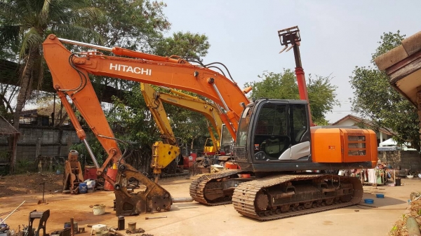 ขาย แบคโฮ HITACHI ZX200-5G รถปี 55 เอกสารใบอินวอยซ์ ใช้งานน้อยแค่ 2,600 ชม. สภาพสวยเต็มทุกอย่าง แถมหัวแย็กให้ด้วยครับ ราคาต่อรองได้