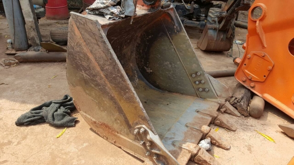 ขาย แบคโฮ HITACHI ZX200-5G รถปี 55 เอกสารใบอินวอยซ์ ใช้งานน้อยแค่ 2,600 ชม. สภาพสวยเต็มทุกอย่าง แถมหัวแย็กให้ด้วยครับ ราคาต่อรองได้